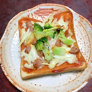 ボロニアソーセージと葱とブロッコリーのピザトースト